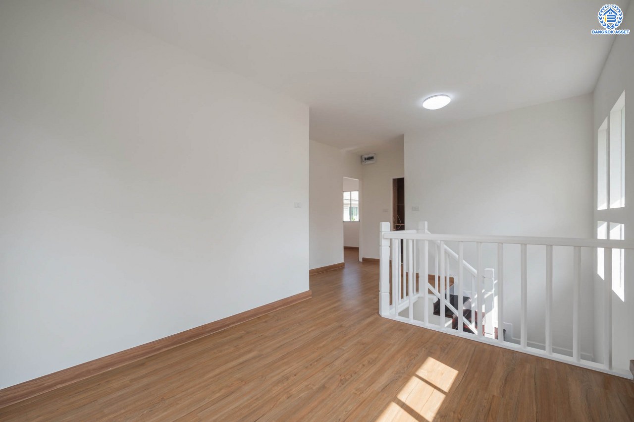 บ้านมือสองตกแต่งใหม่ โครงการ พฤกษ์ลดา พุทธสาคร แบรนด์ LH รองรับทุกความสุข เนื้อที่ 53.1 ตร.ว. ฟังก์ชัน 3 ห้องนอน 3 ห้องน้ำ จอดรถได้ 2 คัน บนทำเลใกล้ The Mall บางแค และเชื่อมต่อถนนเพชรเกษม, ถนนพุทธมณฑลสาย4 ใกล้โครงการรถไฟฟ้าสายสีน้ำเงิน "สถานีหลักสอง"...